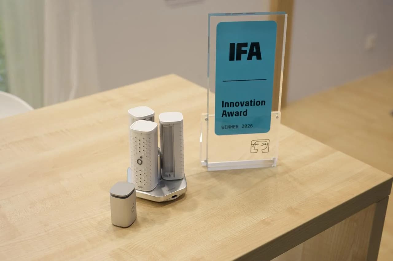 Airo Pods and a docking base beside the IFA Innovation Award 2026
